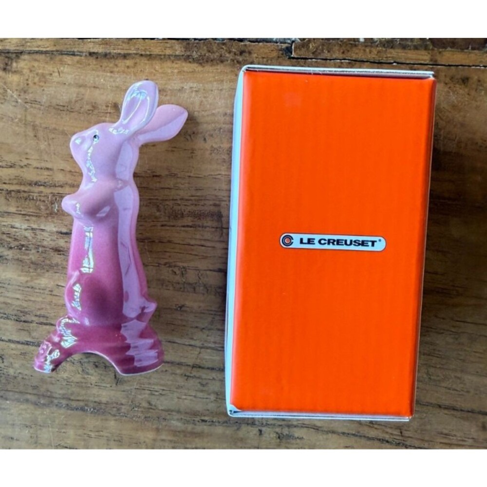 Le Creuset Stoneware Easter Bunny Pie Vent Bird Funnel Rose Quartz New in Box - Picture 3 of 6